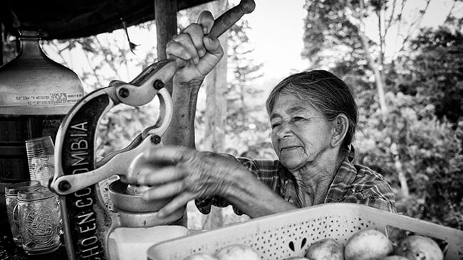 vieja con exprimidor en camino ciudad perdida colombia foto